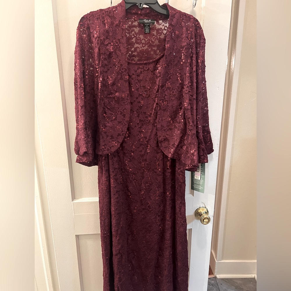 Mother of bride or groom. NWT. Beautiful burgundy w sequins.